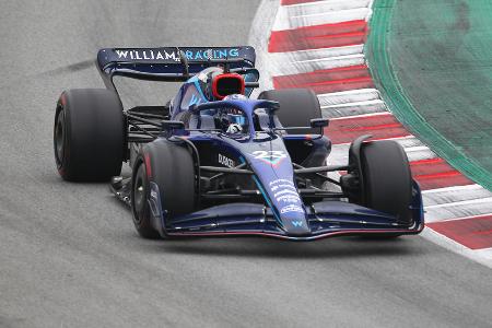 Der FW44 sorgte in Bahrain für spektakuläre Bilder. Nicht aufgrund der Rundenzeiten, hier ordnete sich Williams mit Nicholas Latifis und Alex Albons 1:35er-Zeiten ganz hinten im Feld ein. Sondern eher, weil der Bolide an Tag zwei plötzlich in Flammen stand und sogar ein Reifen explodierte. Teamchef Jost Capito wiegelte hinterher ab. Es sei nur 'ein kleiner Fehler' gewesen, der nichts mit dem Design des Autos zu tun habe. Die Performance dürfte jedoch Sorgen bereiten.