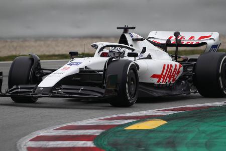 Titelsponsor Uralkali weg, Stammfahrer Nikita Mazepin weg, verspäteter Einstieg in Bahrain aufgrund von Fracht-Problemen und trotzdem dürfte gute Stimmung bei Haas herrschen. Denn Mick Schumacher sicherte sich am letzten Test-Tag die zweitbeste Zeit und auch der 'alte' Neue, Kevin Magnussen, überzeugte tags zuvor mit Bestzeit. Offen ist noch, ob kleinere Defekte, die Haas plagten, langfristig abgestellt werden konnten.