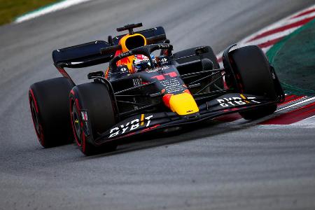 Dank umfangreicher Upgrades mit Blick auf die Balance hat sich Red Bull in Bahrain ein wenig selbst in die Favoritenrolle geschoben. Das Untersteuern, das in Barcelona Probleme machte, wurde behoben, der RB18 überzeugt sowohl im Longrun als auch auf schnellen Runden, von denen Max Verstappen sich die beste sicherte (1:31.720). Porpoising ist bei RB kaum noch ein Thema. Sorgen macht aber weiter das hohe Gewicht des RB18.