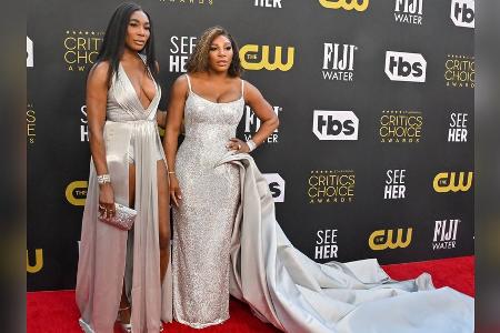 Tennis-Schwestern Venus und Serena Williams funkeln im Silber-Doppel Tennis-Schwestern Venus und Serena Williams funkeln im Silber-Doppel