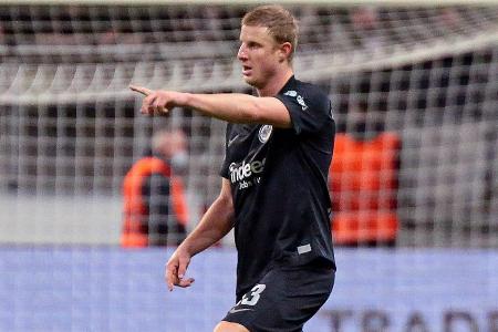 Offenbarte in den ersten Minuten ungewohnte Schwächen im Stellungsspiel und ließ sich gleich zwei Mal von langen Bällen düpieren. Gewann insgesamt nur erschreckende 14 Prozent seiner Zweikämpfe. Fing sich nach der Anfangsphase und verteidigte trotz allem gefestigt.