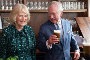 Selbst gezapftes Bier sorgt für Lacher bei Charles und Camilla