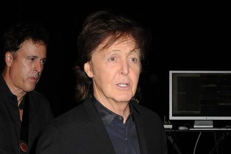 Paul McCartney winkt zum 80. Geburtstag der Adelstitel als Lord Paul McCartney winkt zum 80. Geburtstag der Adelstitel als Lord