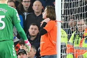 Fan bindet sich bei Everton-Newcastle am Pfosten fest