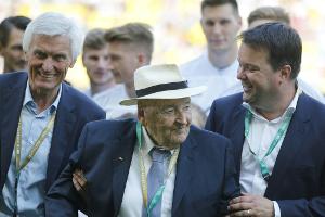 Fußball gedenkt Braun mit Schweigeminute und Trauerflor