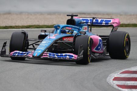 Solide, so könnte man die Test-Tage von Alpine in Bahrain bezeichnen. Esteban Ocon und Fernando Alonso absolvierten fleißig Runde um Runde und konnten damit alle Programme abspulen. Letztgenannter schob sich am Samstag mit einer 1:32:698 sogar auf Platz 4 der besten Zeiten. Später bemängelte der Spanier vor allem den noch mangelhaften Grip des A522. In der Woche vor dem Saisonstart könnte es zudem noch Updates durch neue Teile geben.