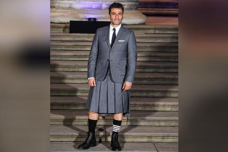 Fashion-Statement: Oscar Isaac begeistert im Rock bei Marvel-Premiere Fashion-Statement: Oscar Isaac begeistert im Rock bei Marvel-Premiere