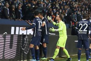 Becherwurf auf Schiedsrichterassistent: Bochum - Gladbach abgebrochen