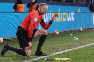 Nach Becherwurf: Spielabbruch im Westduell ohne Trainer