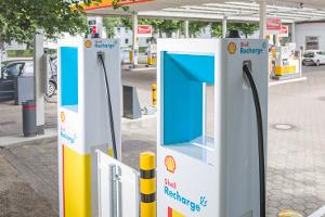 Vier E-Autos mit Lade-Flatrate