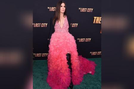 More is more! Sandra Bullock präsentiert sich in floraler Mega-Robe More is more! Sandra Bullock präsentiert sich in floraler Mega-Robe