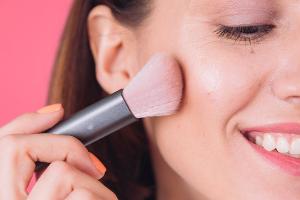 "Bouncing Blush": Mit diesem TikTok-Trick gelingt das Rouge