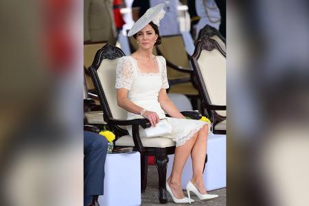 Herzogin Kate verzaubert im weißen Spitzenkleid auf Jamaika Herzogin Kate verzaubert im weißen Spitzenkleid auf Jamaika