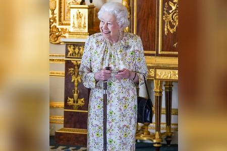 Queen Elizabeth II. präsentiert sich fröhlich mit Gehstock Queen Elizabeth II. präsentiert sich fröhlich mit Gehstock