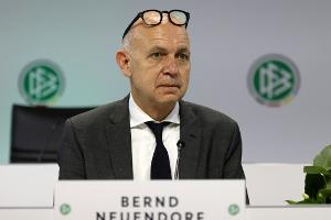 DFB-Delegation besucht Grab von Herberger
