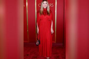 Rita Wilson begeistert als edle Lady in Red bei den Governors Awards