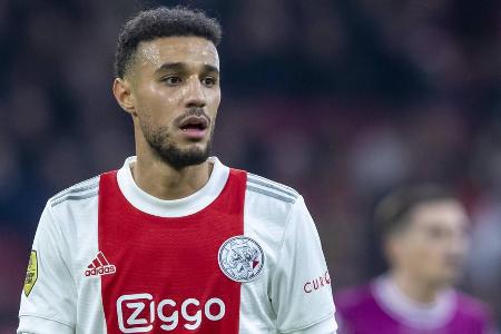Der BVB würde den Rechtsverteidiger von Ajax Amsterdam gerne verpflichten, doch die Spur nach München zum FC Bayern ist deutlich heißer. Dort soll er die 1a-Wunschlösung sein. Mit dem Rekordmeister hat es angeblich schon Gespräche gegeben. Das lässt die Chancen der Dortmunder sinken.