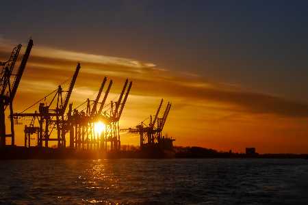 Die 15 schönsten Orte, um in Deutschland den Sonnenuntergang zu genießen Hamburg