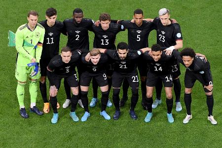Nach dem 2:0-Arbeitssieg gegen Israel zum Auftakt ins Länderspieljahr 2022 wartete am Dienstag der erste Härtetest auf die deutsche Nationalmannschaft. In Amsterdam holte das deutsche Team beim 1:1 erstmals unter Flick keinen Sieg, zeigte über weite Strecken aber eine ansprechende Leistung. Alle DFB-Stars in der Einzelkritik: Nach dem 2:0-Arbeitssieg gegen Israel zum Auftakt ins Länderspieljahr 2022 wartete am Dienstag der erste Härtetest auf die deutsche Nationalmannschaft. In Amsterdam holte das deutsche Team beim 1:1 erstmals unter Flick keinen Sieg, zeigte über weite Strecken aber eine ansprechende Leistung. Alle DFB-Stars in der Einzelkritik: