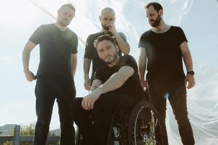 FHEELS-Sänger Felix Brückner meistert Leben als Rocker im Rollstuhl FHEELS-Sänger Felix Brückner meistert Leben als Rocker im Rollstuhl