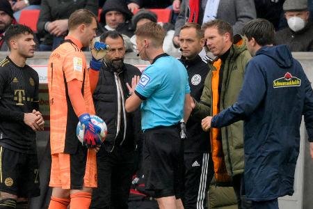 Für wenige Sekunden steht der FC Bayern beim Bundesliga-Auswärtsspiel gegen den SC Freiburg mit zwölf Mann auf dem Platz - nicht der erste Wechselfehler in der Geschichte des deutschen Profi-Fußballs. Auch Trainer-Ikonen wie Christoph Daum, Giovanni Trapattoni oder Otto Rehhagel verzählten sich in der Vergangenheit beim Personal. Das sind die prominentesten Fälle: Für wenige Sekunden steht der FC Bayern beim Bundesliga-Auswärtsspiel gegen den SC Freiburg mit zwölf Mann auf dem Platz - nicht der erste Wechselfehler in der Geschichte des deutschen Profi-Fußballs. Auch Trainer-Ikonen wie Christoph Daum, Giovanni Trapattoni oder Otto Rehhagel verzählten sich in der Vergangenheit beim Personal. Das sind die prominentesten Fälle: