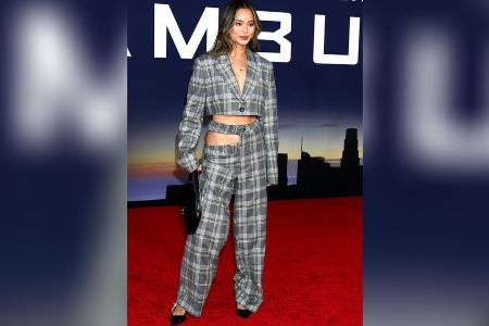Jamie Chung: Stylisches Karo-Ensemble mit sexy Cut-Outs Jamie Chung: Stylisches Karo-Ensemble mit sexy Cut-Outs