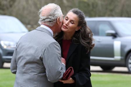Herzliche Begrüßung: Prinz Charles küsst Königin Letizia auf die Wange Herzliche Begrüßung: Prinz Charles küsst Königin Letizia auf die Wange