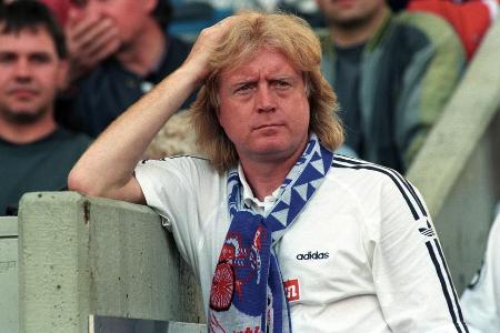 Diesmal erwischt es Winfried Schäfer beim Karlsruher SC. Sergej Kirjakow ist der überzählige vierte Ausländer, den er im Heimspiel gegen Bayer Leverkusen auf das Feld schickt.