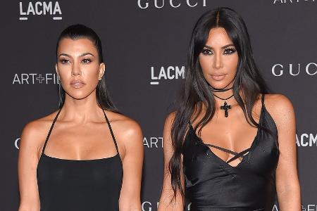 Kim Kardashian erfuhr im Gruppen-Chat von der Hochzeit ihrer Schwester Kim Kardashian erfuhr im Gruppen-Chat von der Hochzeit ihrer Schwester