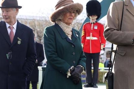 Herzogin Camilla im edlen Frühlingslook auf der Pferderennbahn Herzogin Camilla im edlen Frühlingslook auf der Pferderennbahn