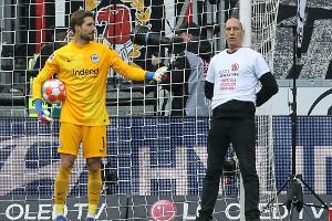 Spielstopp bei SGE gegen SCF: Männer binden sich an Pfosten