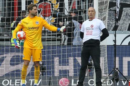 Spielstopp bei SGE gegen SCF: Männer binden sich an Pfosten Spielstopp bei SGE gegen SCF: Männer binden sich an Pfosten