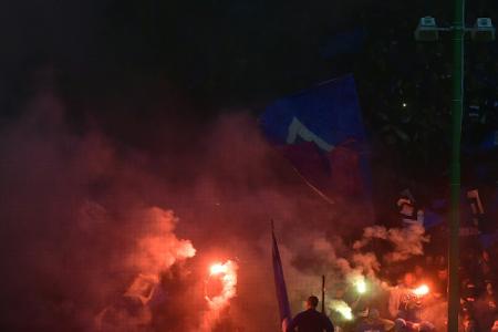 Pyrotechnik im Auswärtsblock: Nordderby in Kiel unterbrochen Pyrotechnik im Auswärtsblock: Nordderby in Kiel unterbrochen