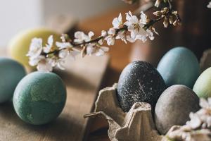 Glamouröses Osterfest: Eier bemalen mal anders