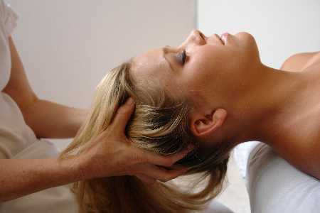 Das sind die besten Tipps gegen dünnes Haar und Haarausfall Massage
