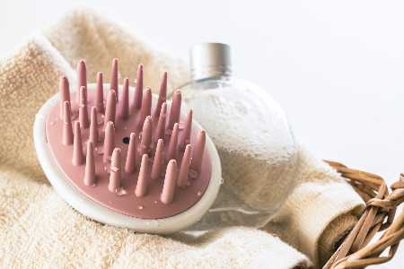 Das sind die besten Tipps gegen dünnes Haar und Haarausfall Bürste