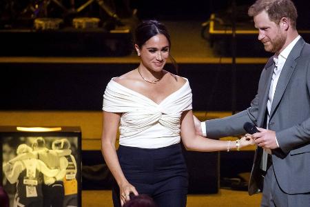 Herzogin Meghan: Schlichtes Outfit und Diamantschmuck für Den Haag Herzogin Meghan: Schlichtes Outfit und Diamantschmuck für Den Haag