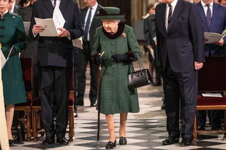 Farben, Fotos und die Handtaschen: So kommuniziert die Queen Farben, Fotos und die Handtaschen: So kommuniziert die Queen