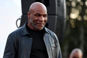 Mike Tyson schlägt Passagier im Flugzeug