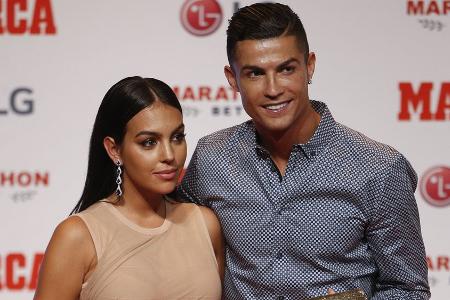 Cristiano Ronaldo: Erstes Familienbild mit neugeborener Tochter Cristiano Ronaldo: Erstes Familienbild mit neugeborener Tochter