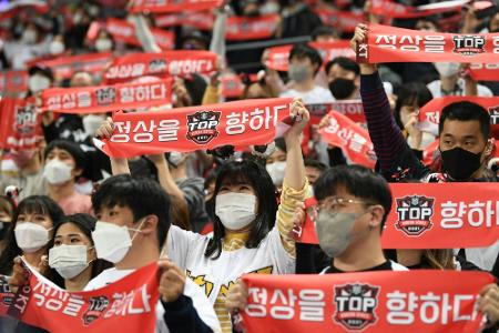 Corona-Maßnahmen gelockert: Wieder Fangesänge in Südkorea Corona-Maßnahmen gelockert: Wieder Fangesänge in Südkorea