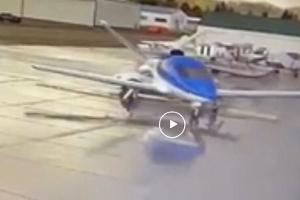 Tesla rammt Flugzeug