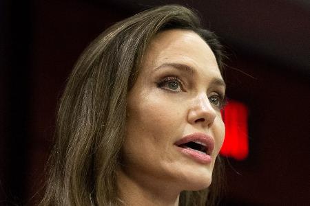 Fliegeralarm während Angelina Jolies Besuchs im ukrainischen Lwiw Fliegeralarm während Angelina Jolies Besuchs im ukrainischen Lwiw