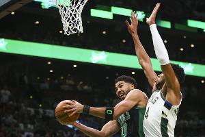 NBA: Theis und Boston starten gegen Bucks mit Niederlage