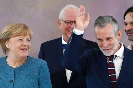 Ulrich Matthes erhält Bundesverdienstkreuz im Beisein von Merkel Ulrich Matthes erhält Bundesverdienstkreuz im Beisein von Merkel
