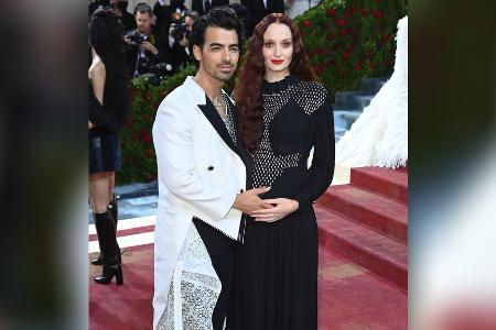 Sophie Turner spricht erstmals über ihre zweite Schwangerschaft Sophie Turner spricht erstmals über ihre zweite Schwangerschaft