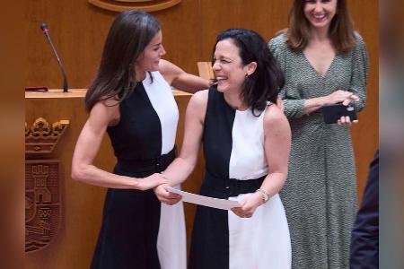Wie reagiert Königin Letizia auf den ungeplanten Partnerlook? Wie reagiert Königin Letizia auf den ungeplanten Partnerlook?
