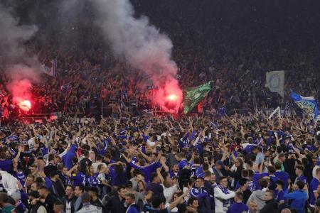 Schalker Aufstieg: Mehrere Verletzte bei Platzsturm Schalker Aufstieg: Mehrere Verletzte bei Platzsturm