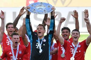 19.37 Uhr: DFL-Chefin überreicht Neuer Meisterschale