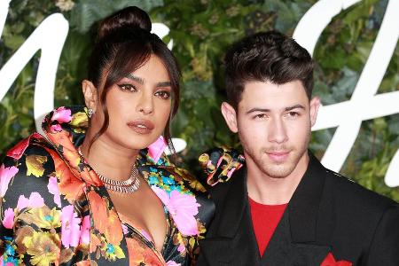 Priyanka Chopra und Nick Jonas: Erstes Babyfoto und ernste Details Priyanka Chopra und Nick Jonas: Erstes Babyfoto und ernste Details